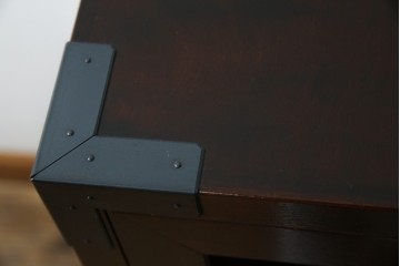 中古　美品　松本民芸家具　高山式　直線的なデザインが洗練された雰囲気を醸し出す金具付きタンス　定価約50万円　(R-081372)