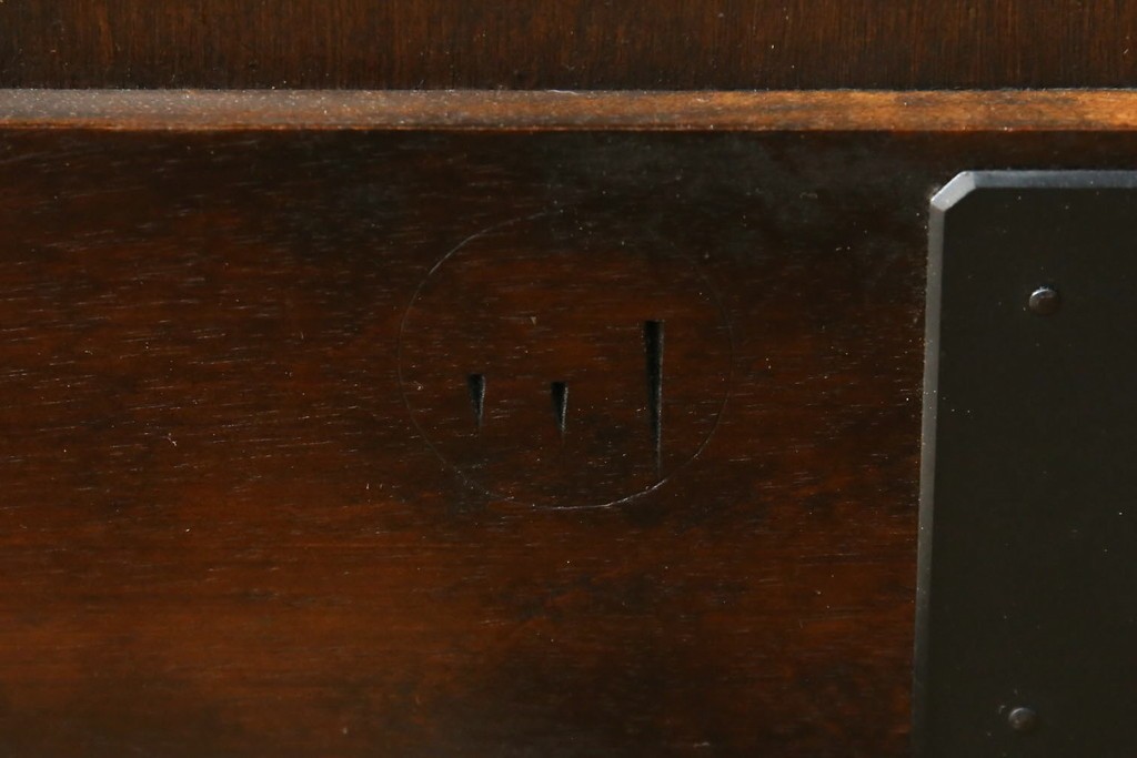 中古　美品　松本民芸家具　高山式　直線的なデザインが洗練された雰囲気を醸し出す金具付きタンス　定価約50万円　(R-081372)