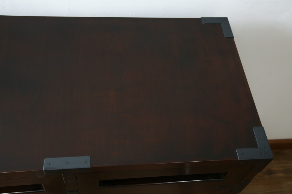 中古　美品　松本民芸家具　高山式　直線的なデザインが洗練された雰囲気を醸し出す金具付きタンス　定価約50万円　(R-081372)