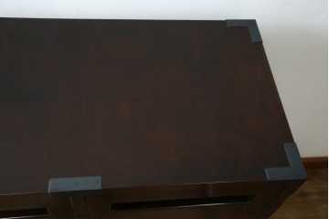 中古　美品　松本民芸家具　高山式　直線的なデザインが洗練された雰囲気を醸し出す金具付きタンス　定価約50万円　(R-081372)