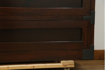 中古　美品　松本民芸家具　高山式　直線的なデザインが洗練された雰囲気を醸し出す金具付きタンス　定価約50万円　(R-081372)