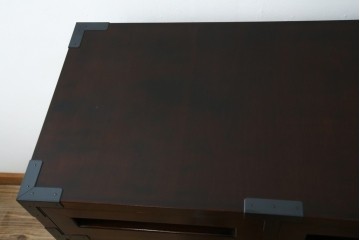 中古　美品　松本民芸家具　高山式　直線的なデザインが洗練された雰囲気を醸し出す金具付きタンス　定価約50万円　(R-081372)