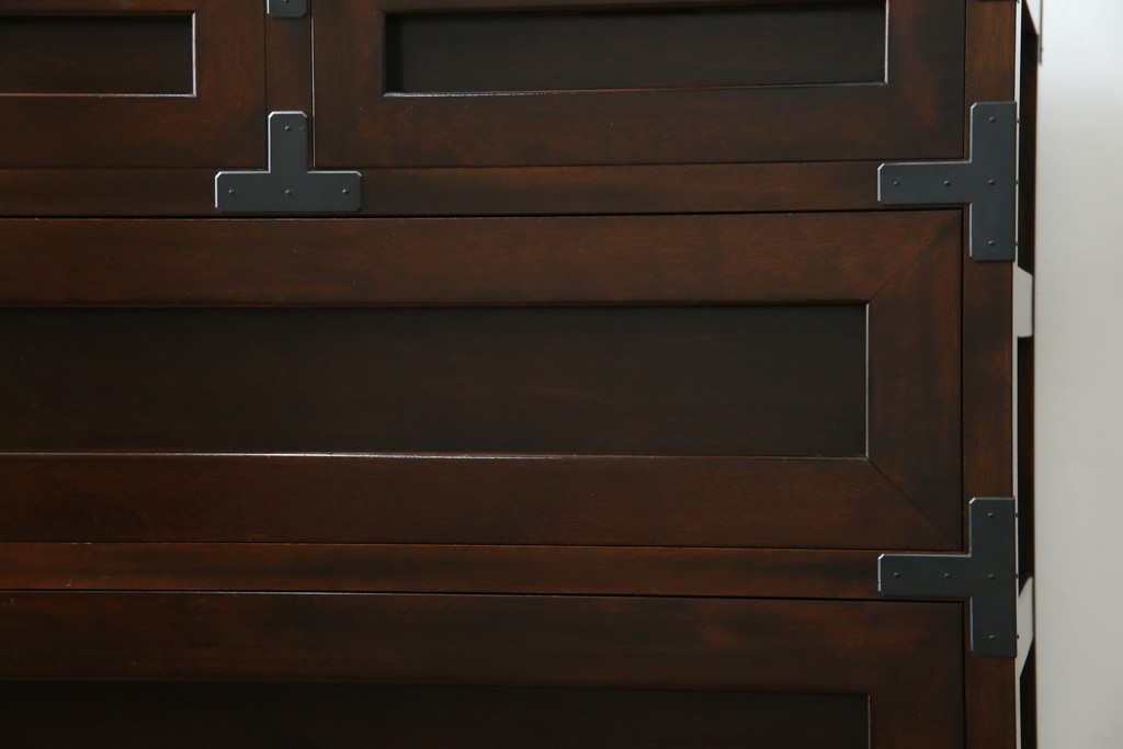 中古　美品　松本民芸家具　高山式　直線的なデザインが洗練された雰囲気を醸し出す金具付きタンス　定価約50万円　(R-081372)
