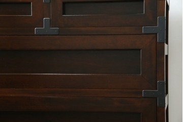 中古　美品　松本民芸家具　高山式　直線的なデザインが洗練された雰囲気を醸し出す金具付きタンス　定価約50万円　(R-081372)