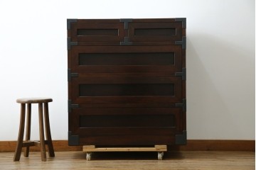 中古　美品　松本民芸家具　高山式　直線的なデザインが洗練された雰囲気を醸し出す金具付きタンス　定価約50万円　(R-081372)