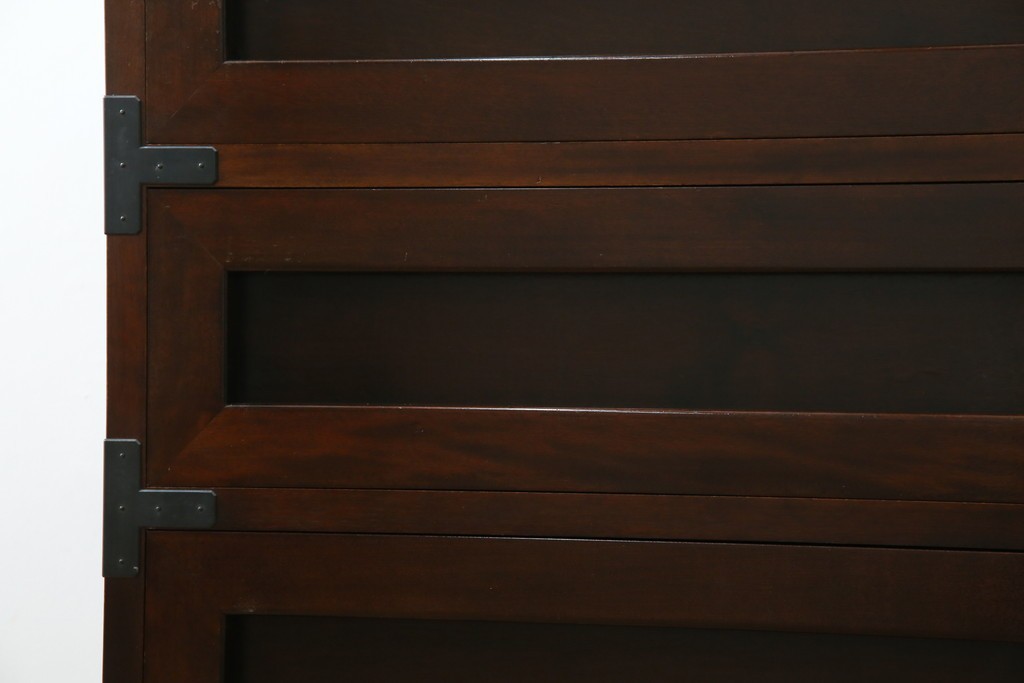 中古　美品　松本民芸家具　高山式　直線的なデザインが洗練された雰囲気を醸し出す金具付きタンス　定価約50万円　(R-081372)