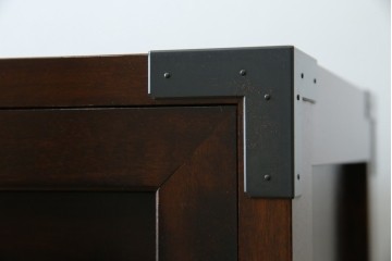 中古　美品　松本民芸家具　高山式　直線的なデザインが洗練された雰囲気を醸し出す金具付きタンス　定価約50万円　(R-081372)