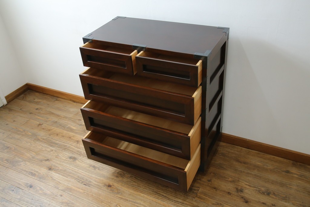 中古　美品　松本民芸家具　高山式　直線的なデザインが洗練された雰囲気を醸し出す金具付きタンス　定価約50万円　(R-081372)