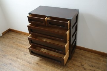 中古　美品　松本民芸家具　高山式　直線的なデザインが洗練された雰囲気を醸し出す金具付きタンス　定価約50万円　(R-081372)