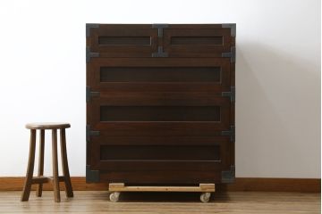 中古　美品　松本民芸家具　高山式　直線的なデザインが洗練された雰囲気を醸し出す金具付きタンス(チェスト、衣装箪笥、収納たんす、引き出し)(定価約50万円)(R-081372)