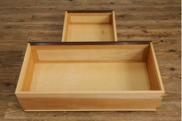 中古　美品　松本民芸家具　高山式　直線的なデザインが洗練された雰囲気を醸し出す金具付きタンス(チェスト、衣装箪笥、収納たんす、引き出し)(定価約50万円)(R-081372)