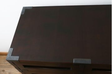 中古　美品　松本民芸家具　高山式　直線的なデザインが洗練された雰囲気を醸し出す金具付きタンス(チェスト、衣装箪笥、収納たんす、引き出し)(定価約50万円)(R-081372)