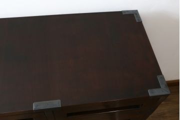 中古　美品　松本民芸家具　高山式　直線的なデザインが洗練された雰囲気を醸し出す金具付きタンス(チェスト、衣装箪笥、収納たんす、引き出し)(定価約50万円)(R-081372)