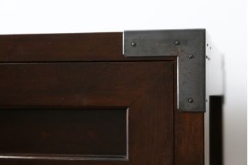 中古　美品　松本民芸家具　高山式　直線的なデザインが洗練された雰囲気を醸し出す金具付きタンス(チェスト、衣装箪笥、収納たんす、引き出し)(定価約50万円)(R-081372)