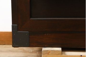 中古　美品　松本民芸家具　高山式　直線的なデザインが洗練された雰囲気を醸し出す金具付きタンス(チェスト、衣装箪笥、収納たんす、引き出し)(定価約50万円)(R-081372)