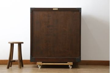 中古　美品　松本民芸家具　高山式　直線的なデザインが洗練された雰囲気を醸し出す金具付きタンス(チェスト、衣装箪笥、収納たんす、引き出し)(定価約50万円)(R-081372)