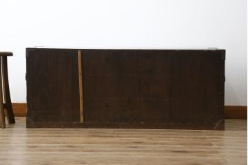 和製アンティーク　上手物!!　前面内部・桐材　三段が珍しい!古い時代の味わいが感じられる刀箪笥(ローボード、テレビボード、テレビ台、ローチェスト、引き出し、時代箪笥、収納箪笥)(R-081374)
