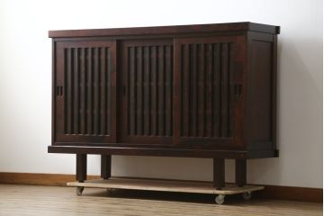 中古　美品　和光　NEW北樹　希少な廃番品　三枚引き戸の縦格子が和の雰囲気をより一層引き立てる水屋箪笥サイドボード(下駄箱、靴箱、収納棚、戸棚、玄関収納)(R-081375)