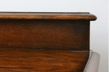 イギリスアンティーク　美品　上手物!!　オーク材　エレガントな彫刻入り!!細部にまで施された意匠が目を惹く作りの良いキャビネット(収納棚、戸棚、飾り棚、カップボード、英国)(R-081378)