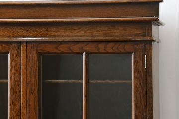 イギリスアンティーク　美品　上手物!!　オーク材　エレガントな彫刻入り!!細部にまで施された意匠が目を惹く作りの良いキャビネット(収納棚、戸棚、飾り棚、カップボード、英国)(R-081378)