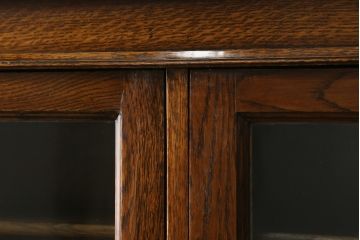 イギリスアンティーク　美品　上手物!!　オーク材　エレガントな彫刻入り!!細部にまで施された意匠が目を惹く作りの良いキャビネット(収納棚、戸棚、飾り棚、カップボード、英国)(R-081378)