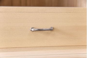 中古　前面・側面一枚板　桑材のアクセントが魅力的な最高級品の加茂総桐箪笥・上段(胴丸)(ローボード、総桐たんす、総桐箪笥、着物箪笥、衣装箪笥、和タンス、テレビボード)(R-081380)