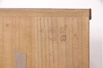中古　前面・側面一枚板　桑材のアクセントが魅力的な最高級品の加茂総桐箪笥・上段(胴丸)(ローボード、総桐たんす、総桐箪笥、着物箪笥、衣装箪笥、和タンス、テレビボード)(R-081380)