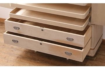 中古　前面・側面一枚板　桑材のアクセントが魅力的な最高級品の加茂総桐箪笥・下段(胴丸)(総桐たんす、総桐箪笥、衣装箪笥、和タンス、ローチェスト、引き出し)(R-081382)