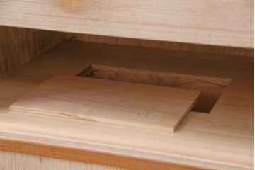 中古　前面・側面一枚板　桑材のアクセントが魅力的な最高級品の加茂総桐箪笥・下段(胴丸)(総桐たんす、総桐箪笥、衣装箪笥、和タンス、ローチェスト、引き出し)(R-081382)