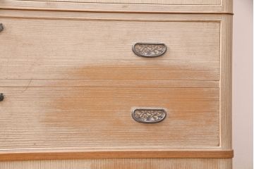 中古　前面・側面一枚板　桑材のアクセントが魅力的な最高級品の加茂総桐箪笥・下段(胴丸)(総桐たんす、総桐箪笥、衣装箪笥、和タンス、ローチェスト、引き出し)(R-081382)