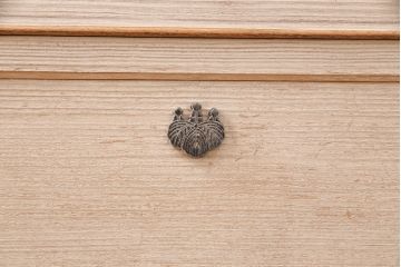 中古　前面・側面一枚板　桑材のアクセントが魅力的な最高級品の加茂総桐箪笥・下段(胴丸)(総桐たんす、総桐箪笥、衣装箪笥、和タンス、ローチェスト、引き出し)(R-081382)