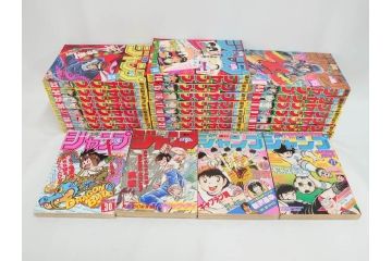 1982年〜1985年　週刊 少年ジャンプ　少年まんが27冊セット(1983年、1984年、漫画雑誌、マンガ、ドラゴンボール、Dr.スランプ、ポスター、シール、こち亀、ハイスクール!奇面組、KID)(R-081389)