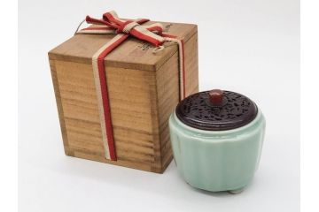 陶工　新開邦太郎　京焼・清水焼　青磁　意匠を凝らした香炉(花、透かし彫り、三つ足、仏具、茶道具、裏印、共箱付き)(R-081397)