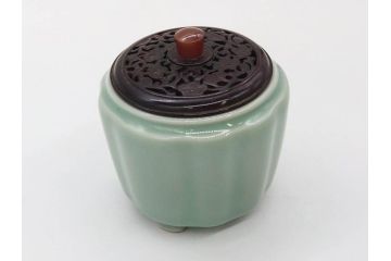 陶工　新開邦太郎　京焼・清水焼　青磁　意匠を凝らした香炉(花、透かし彫り、三つ足、仏具、茶道具、裏印、共箱付き)(R-081397)