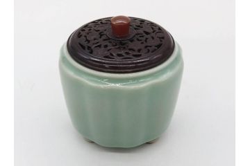 陶工　新開邦太郎　京焼・清水焼　青磁　意匠を凝らした香炉(花、透かし彫り、三つ足、仏具、茶道具、裏印、共箱付き)(R-081397)
