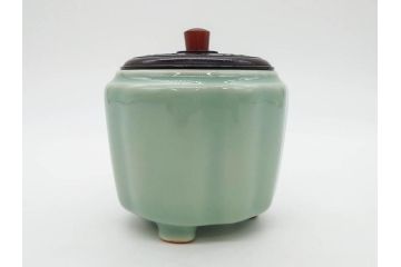 陶工　新開邦太郎　京焼・清水焼　青磁　意匠を凝らした香炉(花、透かし彫り、三つ足、仏具、茶道具、裏印、共箱付き)(R-081397)