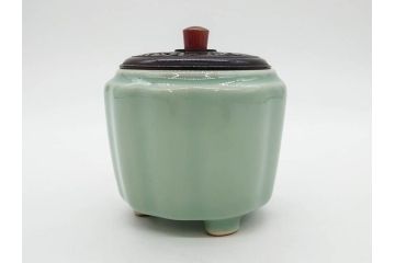 陶工　新開邦太郎　京焼・清水焼　青磁　意匠を凝らした香炉(花、透かし彫り、三つ足、仏具、茶道具、裏印、共箱付き)(R-081397)