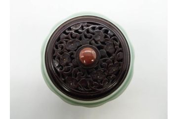 陶工　新開邦太郎　京焼・清水焼　青磁　意匠を凝らした香炉(花、透かし彫り、三つ足、仏具、茶道具、裏印、共箱付き)(R-081397)