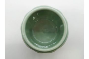 陶工　新開邦太郎　京焼・清水焼　青磁　意匠を凝らした香炉(花、透かし彫り、三つ足、仏具、茶道具、裏印、共箱付き)(R-081397)