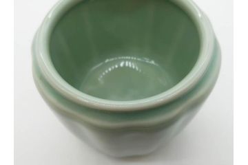 陶工　新開邦太郎　京焼・清水焼　青磁　意匠を凝らした香炉(花、透かし彫り、三つ足、仏具、茶道具、裏印、共箱付き)(R-081397)