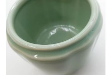 陶工　新開邦太郎　京焼・清水焼　青磁　意匠を凝らした香炉(花、透かし彫り、三つ足、仏具、茶道具、裏印、共箱付き)(R-081397)