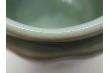 陶工　新開邦太郎　京焼・清水焼　青磁　意匠を凝らした香炉(花、透かし彫り、三つ足、仏具、茶道具、裏印、共箱付き)(R-081397)