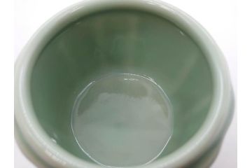 陶工　新開邦太郎　京焼・清水焼　青磁　意匠を凝らした香炉(花、透かし彫り、三つ足、仏具、茶道具、裏印、共箱付き)(R-081397)