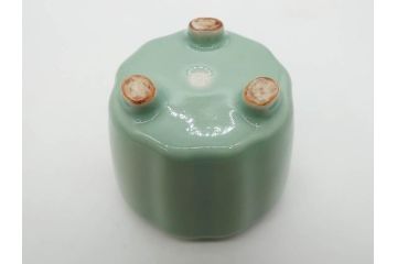陶工　新開邦太郎　京焼・清水焼　青磁　意匠を凝らした香炉(花、透かし彫り、三つ足、仏具、茶道具、裏印、共箱付き)(R-081397)