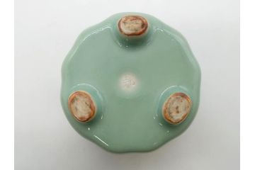 陶工　新開邦太郎　京焼・清水焼　青磁　意匠を凝らした香炉(花、透かし彫り、三つ足、仏具、茶道具、裏印、共箱付き)(R-081397)