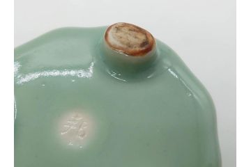 陶工　新開邦太郎　京焼・清水焼　青磁　意匠を凝らした香炉(花、透かし彫り、三つ足、仏具、茶道具、裏印、共箱付き)(R-081397)