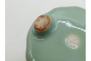 陶工　新開邦太郎　京焼・清水焼　青磁　意匠を凝らした香炉(花、透かし彫り、三つ足、仏具、茶道具、裏印、共箱付き)(R-081397)