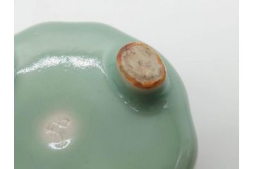 陶工　新開邦太郎　京焼・清水焼　青磁　意匠を凝らした香炉(花、透かし彫り、三つ足、仏具、茶道具、裏印、共箱付き)(R-081397)