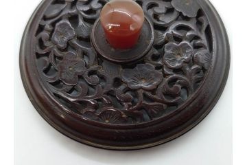 陶工　新開邦太郎　京焼・清水焼　青磁　意匠を凝らした香炉(花、透かし彫り、三つ足、仏具、茶道具、裏印、共箱付き)(R-081397)