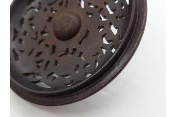 陶工　新開邦太郎　京焼・清水焼　青磁　意匠を凝らした香炉(花、透かし彫り、三つ足、仏具、茶道具、裏印、共箱付き)(R-081397)